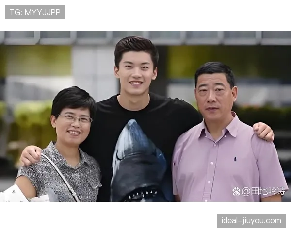 刷到汪顺逛街推娃那张图，手上那块名表比我月薪还扎眼