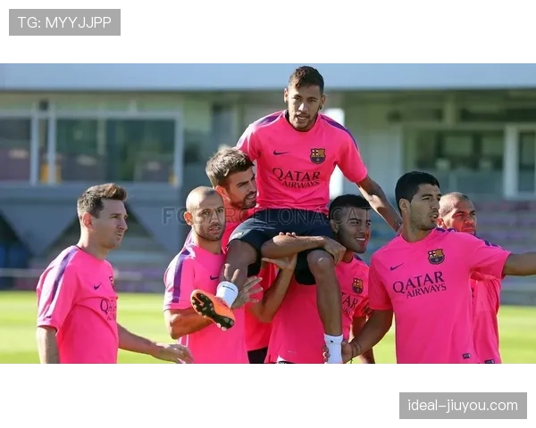 拉菲尼亚这日常穿搭也太奢侈了，感觉他不是踢球是逛高级定制展啊